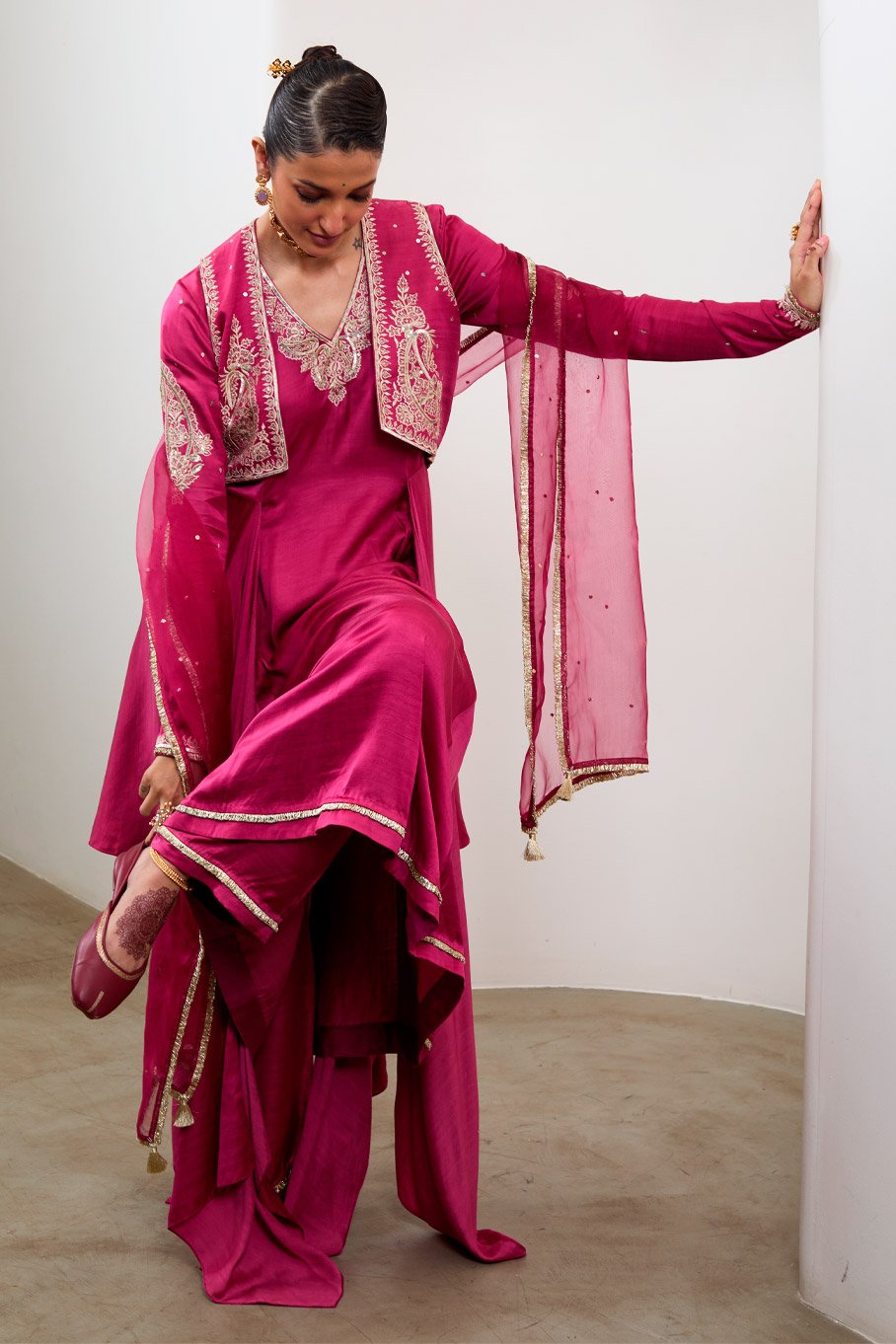 Magenta Silk Embroidered Bolero, kurta & Pant paired Pure Organza Badla Dupatta - Image 8